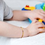 Spersonalizowana bransoletka z kamieniami narodzin dla dziecka
