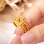 Anello di coppia personalizzato con design infinito