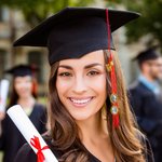 Charm de bonnet de fin d'études personnalisé en dentelle vintage avec photos ovales et texte gravé Disque de cérémonie de fin d'études Cadeau commémoratif pour les diplômés de la classe 2025