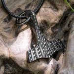 Collier Gravé Personnalisé avec Initiale Rune Pendentif en Forme de Mjöllnir Marteau de Thor Cadeau pour Homme Père Petit Ami