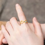Personlig Änglavinge Infinity Ring med Hjärta Födelsesten och Graverad Text Födelsedag Jubileum Present till henne