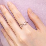 Personlig Änglavinge Infinity Ring med Hjärta Födelsesten och Graverad Text Födelsedag Jubileum Present till henne
