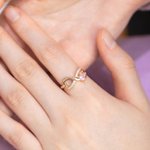 Personlig Änglavinge Infinity Ring med Hjärta Födelsesten och Graverad Text Födelsedag Jubileum Present till henne