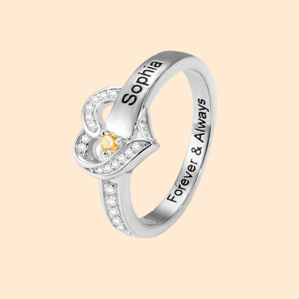 Anello personalizzato in argento sterling con nome e pietra di nascita incisi sul cuore per le donne