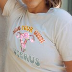 T-shirt Féministe Personnalisé avec Fleur de Naissance Utérus Vêtement avec Thème Mind Your Own Uterus Cadeau pour Femme