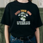 T-shirt Féministe Personnalisé avec Fleur de Naissance Utérus Vêtement avec Thème Mind Your Own Uterus Cadeau pour Femme