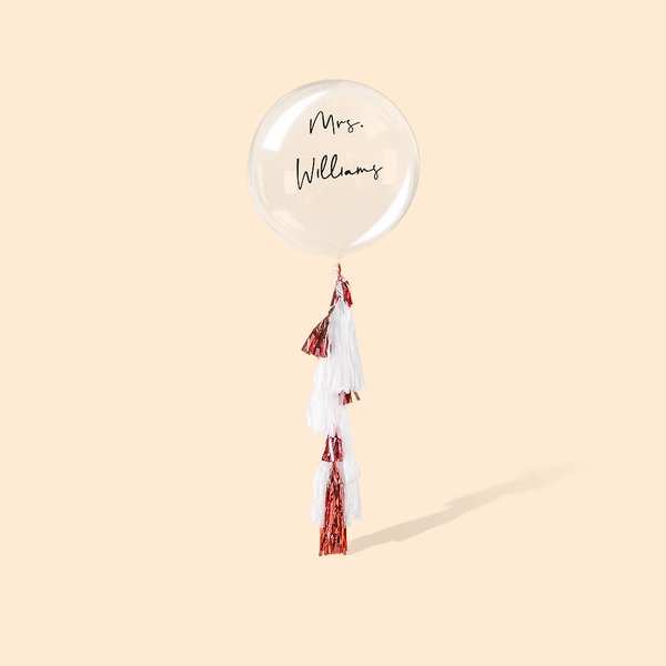 Gepersonaliseerde heldere ballonnen met naamsticker en kwastdecoratie voor bruiloft