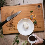 Tabla de cortar de ébano con flor de nacimiento personalizada para madre