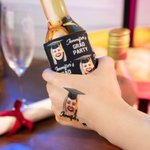 Personalisierter Tattoo-Aufkleber Bierflasche-Kühlmanschette mit Porträt und Namen Party Abschlussfeier Graduierung Geschenk für Absolventen