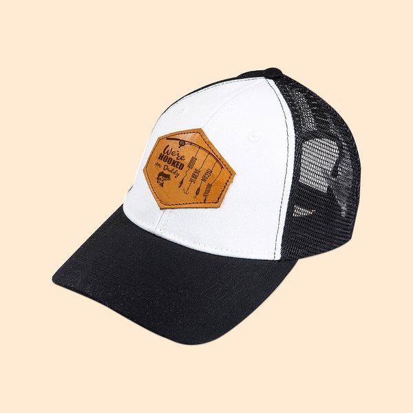 Gepersonaliseerde Hooked On Daddy Vissen Teken Mesh Baseball Cap Ademend Vaderdag Cadeau voor Papa Opa
