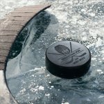 Personalisierter Eishockey Puck aus Hartgummi mit eingraviertem Logo Namen Nummer und Datum Winterspiele Team Geschenk für Eishockey-Spieler und -Fans