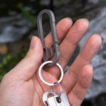 Anneau Porte-clés en Titane Personnalisé avec Gravure Accessoire Ultraléger Cadeau Fête des Pères pour Homme Amateur d'Alpinisme