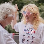 Personlig Denna mamma tillhör dessa barn T-Shirt Gåvor till amerikanska självständighetsdagen 4 juli