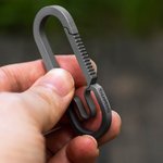 Anneau Porte-clés en Titane Personnalisé avec Gravure Accessoire Ultraléger Cadeau Fête des Pères pour Homme Amateur d'Alpinisme
