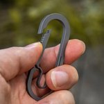 Anneau Porte-clés en Titane Personnalisé avec Gravure Accessoire Ultraléger Cadeau Fête des Pères pour Homme Amateur d'Alpinisme