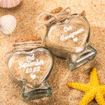 Cadeau de mariage : bocal de sable pour lune de miel en verre avec un cœur personnalisé.