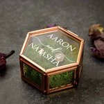Boîte à bagues en verre hexagonale personnalisée avec texte et mousse Cadeau de fiançailles pour couple