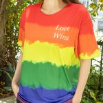Gepersonaliseerd Regenboog T-shirt Love Wins Cadeau voor hem of haar