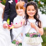 Corona de flores personalizada hecha a mano Cesta de flores de ratán para niña con nombre y asa de perla Regalo para ceremonia de boda
