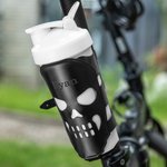Manchon Bouteille en Cuir PU Personnalisé avec Nom Gravé sur Tête de Mort Cadedau pour Amoureux de Moto et Vélo