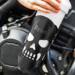 Manchon Bouteille en Cuir PU Personnalisé avec Nom Gravé sur Tête de Mort Cadedau pour Amoureux de Moto et Vélo