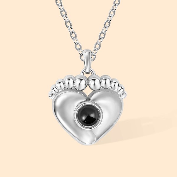 Personalisierte Babyfüße-Halskette mit dem Text von 100 Sprachen Ich liebe dich, Projektion von einem personalisierbaren Foto