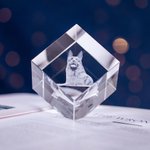 Cubo de cristal personalizado con foto grabada en 3D para regalar a un ser querido