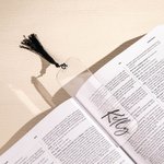 Signet personnalisé en acrylique transparent avec pompon pour les amoureux des livres.