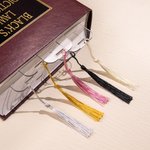 Signet personnalisé en acrylique transparent avec pompon pour les amoureux des livres.