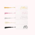 Signet personnalisé en acrylique transparent avec pompon pour les amoureux des livres.