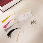 Signet personnalisé en acrylique transparent avec pompon pour les amoureux des livres.