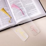 Signet personnalisé en acrylique transparent avec pompon pour les amoureux des livres.