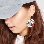 Orecchini personalizzati con nome e numero per il giorno della partita per la mamma del giocatore.