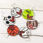 Orecchini personalizzati con nome e numero per il giorno della partita per la mamma del giocatore.