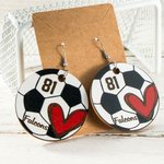 Orecchini personalizzati con nome e numero per il giorno della partita per la mamma del giocatore.