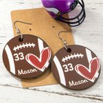 Orecchini personalizzati con nome e numero per il giorno della partita per la mamma del giocatore.