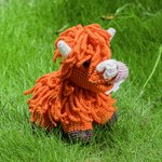 Personalisierte gehäkelte Hochlandkuh Plüschtier mit Ohrmarke