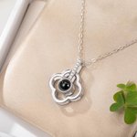 Collar personalizado de plata de ley con trébol de cuatro hojas y foto de proyección Te quiero en 100 idiomas Regalo de aniversario para el Día de la 