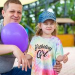 Maglietta di compleanno personalizzata tinta unita per bambina