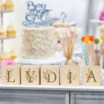 Bloques de letras de madera personalizados Letras grabadas florales Regalo de Baby Shower
