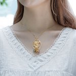 Collier à Personnaliser avec Bouquet de Fleurs Évidé et Pierre de Naissance Pendentif Forme Goutte