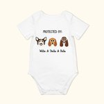 Personalisierte geschützt durch Hund Cartoon-Stil Baby Onesie