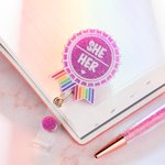 Spersonalizowana chowana plakietka z zaimkiem i obrotowym klipsem LGBTQ i Pride Rainbow