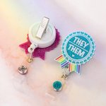 Spersonalizowana chowana plakietka z zaimkiem i obrotowym klipsem LGBTQ i Pride Rainbow