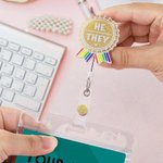 Spersonalizowana chowana plakietka z zaimkiem i obrotowym klipsem LGBTQ i Pride Rainbow