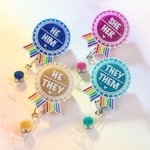 Spersonalizowana chowana plakietka z zaimkiem i obrotowym klipsem LGBTQ i Pride Rainbow