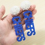 Personalisierte Perlen Pom Poms Ohrringe mit Glitter Letter Anhänger Game Day Team Geschenk für Cheerleader Football Fan Sport Mom