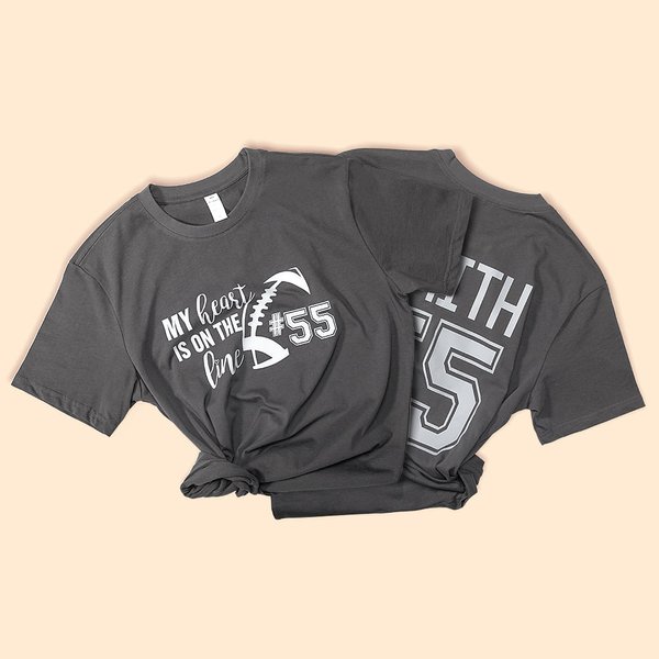 Personalisiertes Herz auf der Linie Fußball Frauen T-Shirt