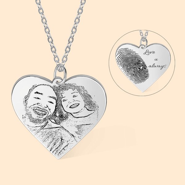 Gepersonaliseerde fotoketting met gegraveerde vingerafdruk als aandenken voor haar