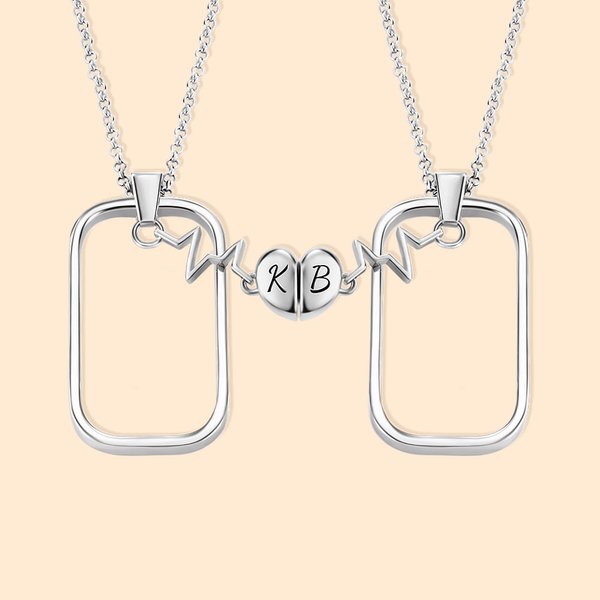 Personligt par av koordinerade initialer med hänge, magnetiskt halsband för Alla hjärtans dag-present